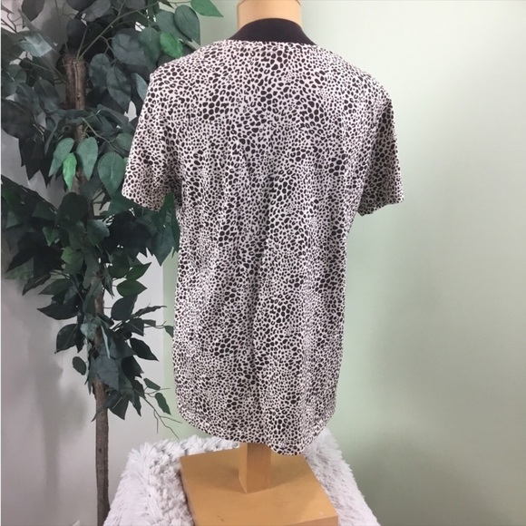 LANDS End Medium short sleeve v neck tee
Thicker weight 
Animal print - Picture 8 of 15